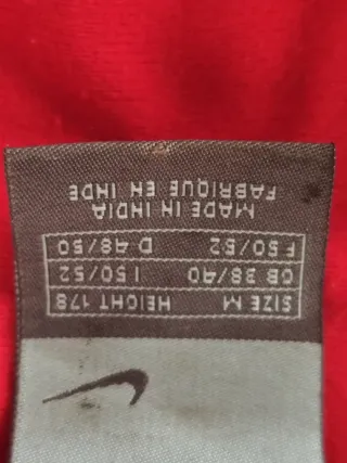 Chaqueta deportiva Nike roja y blanca