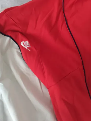 Chaqueta deportiva Nike roja y blanca