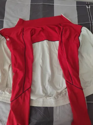 Chaqueta deportiva Nike roja y blanca