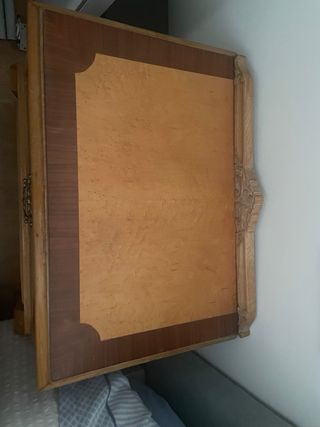 Cómoda y mesilla de madera a juego