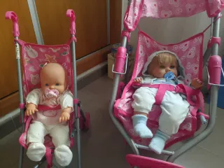 Muñecos en carrito rosa