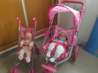 Muñecos en carrito rosa