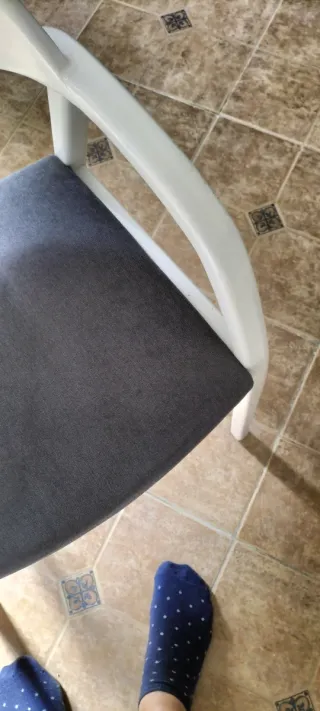 4 Sillas de Plástico con Cojín Gris