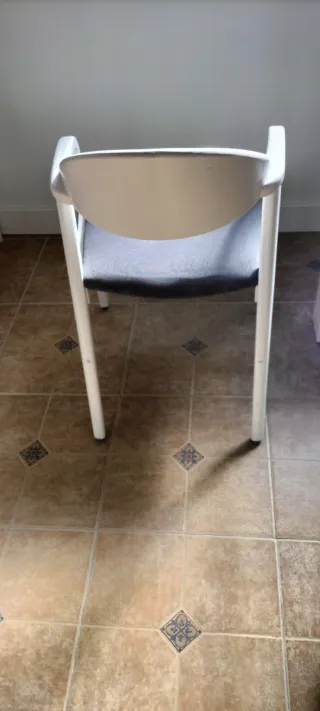 4 Sillas de Plástico con Cojín Gris