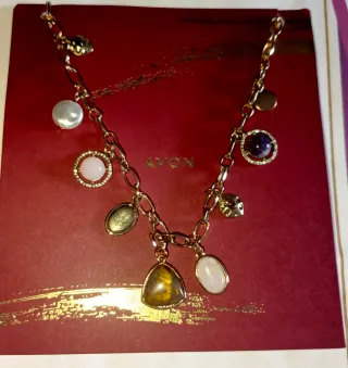 Collar Avon Dorado con Dijes