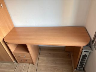 Escritorio de cerezo con cajones