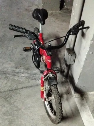 Bicicleta infantil roja