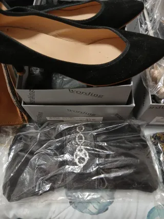 Zapatos de tacón y bolso negro