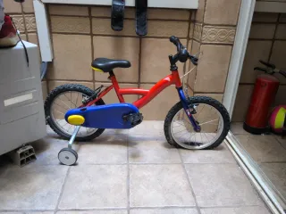 Bicicleta infantil roja y azul