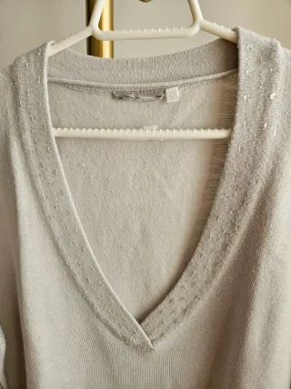 Jersey básico gris cuello en pico, suave y cómodo