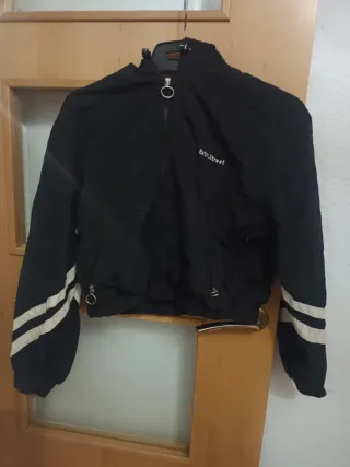 Chaqueta negra con detalles blancos