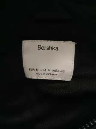 Chaqueta negra con detalles blancos