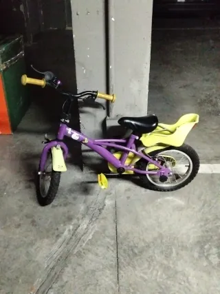Bicicleta infantil morada con asiento