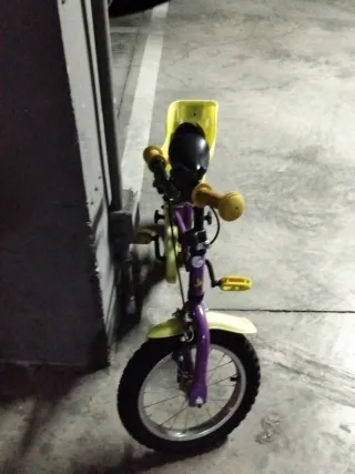 Bicicleta infantil morada con asiento