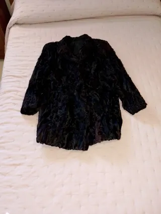 Abrigo de piel karakul auténtica.Del Corté Inglés