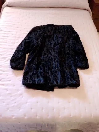 Abrigo de piel karakul auténtica.Del Corté Inglés