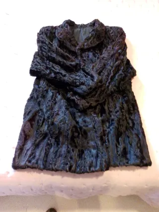 Abrigo de piel karakul auténtica.Del Corté Inglés