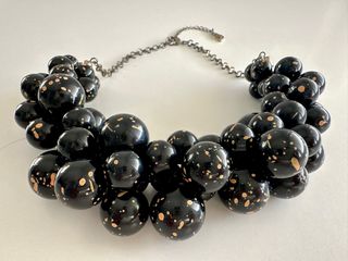 Collar babero negro con salpicaduras beige