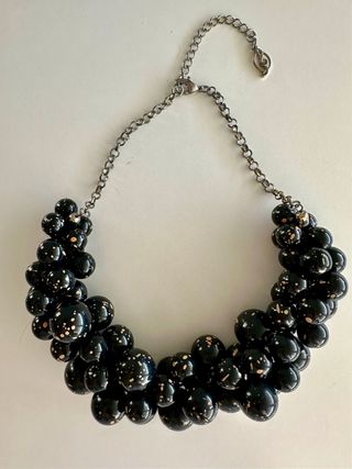 Collar babero negro con salpicaduras beige