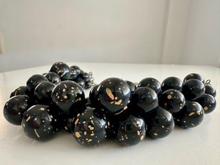 Collar babero negro con salpicaduras beige