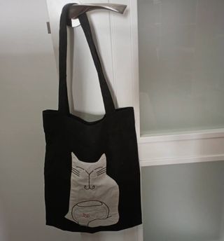 Bolso negro con estampado de gato gris
