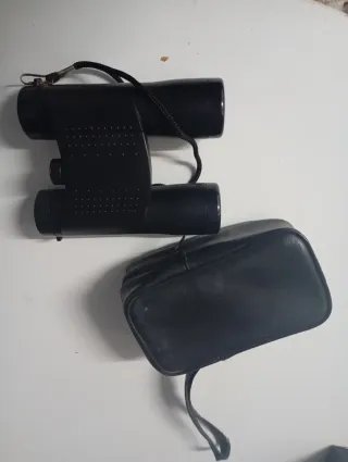 Prismáticos negros con funda