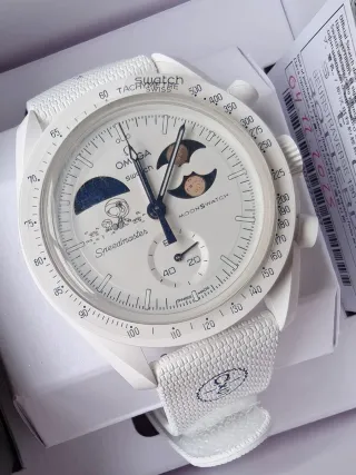 Swatch x Omega MoonSwatch Snoopy Oro Lunar, edizione speciale