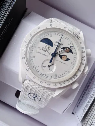 Swatch x Omega MoonSwatch Snoopy Oro Lunar, edizione speciale