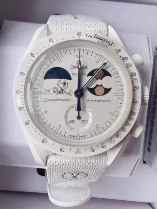 Swatch x Omega MoonSwatch Snoopy Oro Lunar, edizione speciale