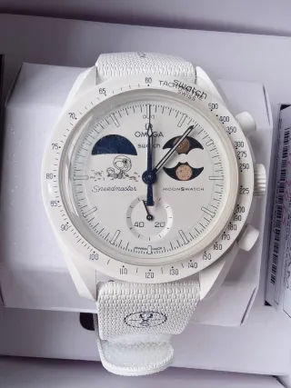 Swatch x Omega MoonSwatch Snoopy Oro Lunar, edizione speciale