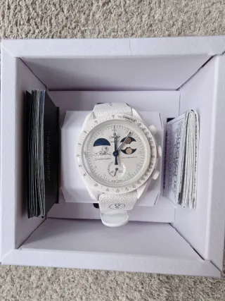 Swatch x Omega MoonSwatch Snoopy Oro Lunar, edizione speciale