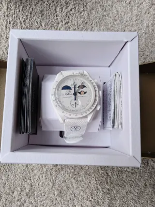 Swatch x Omega MoonSwatch Snoopy Oro Lunar, edizione speciale