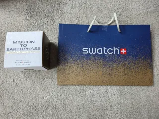 Swatch x Omega MoonSwatch Snoopy Oro Lunar, edizione speciale