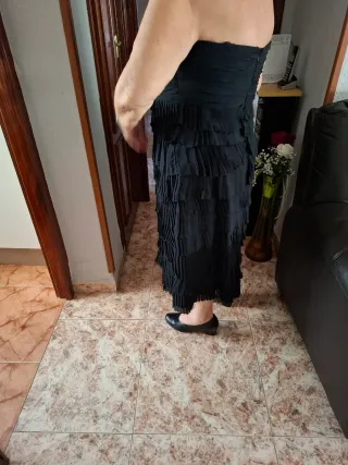 Vestido de fiesta negro con volantes