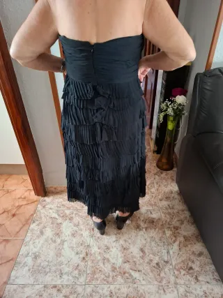 Vestido de fiesta negro con volantes