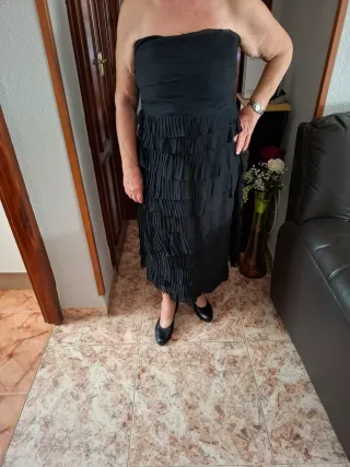 Vestido de fiesta negro con volantes
