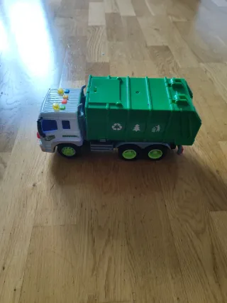 Camión de basura y reciclaje de juguete