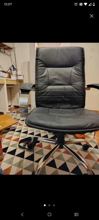 Sillón de dirección de cuero negro con ruedas crom