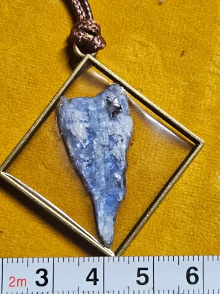 Colgante Cianita Azul con Marco Dorado