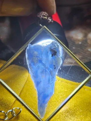 Colgante Cianita Azul con Marco Dorado