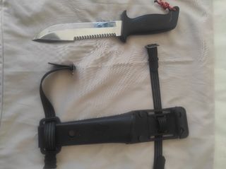 Cuchillo de buceo con funda