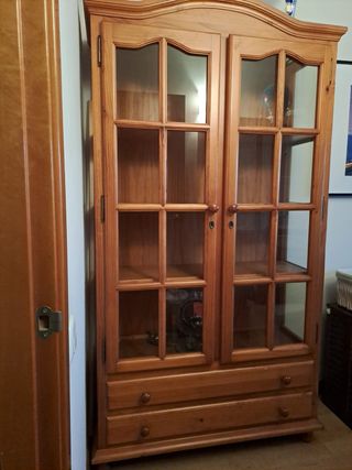 Vitrina madera de pino color miel