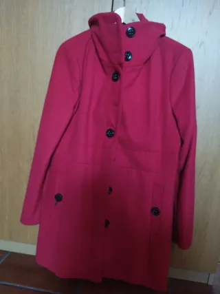 Abrigo rojo Stradivarius XL