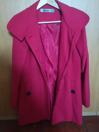 Abrigo rojo Stradivarius XL