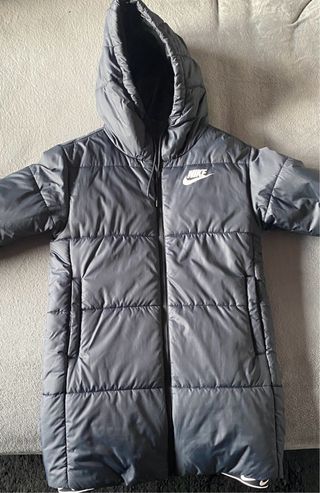 Parka Nike gris con capucha