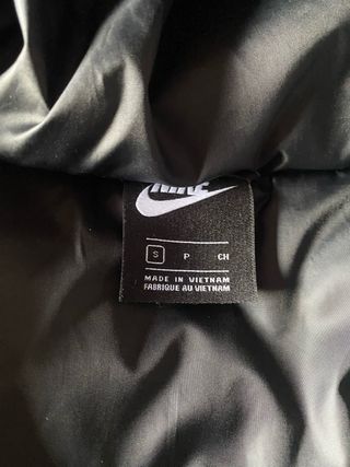 Parka Nike gris con capucha