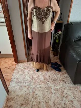 Vestido de fiesta marrón y dorado
