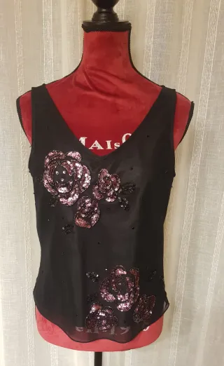 Top negro lentejuelas flores