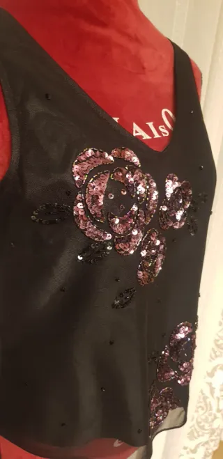 Top negro lentejuelas flores