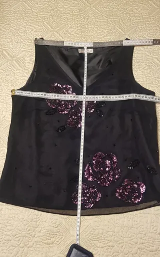 Top negro lentejuelas flores